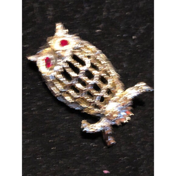 VINTAGE GERRYS Gold Tone Owl Brooch Pin Red Rhinestone Eyes Owl SIGNED DESIGNER - Picture 4 of 5